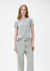 Camiseta de manga corta color terracota, con cuello redondo y corte ajustado.