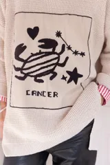 Sweater oversize de algodón negro con bordado a mano de un signo zodiacal, ideal para uso diario.
