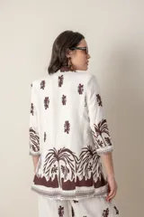 Blazer italiano de lino y viscosa color crudo con estampado de hojas en marrón oscuro. Manga tres cuartos con presilla y corte suelto.