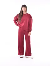 Pantalón de jogging color bordó, de corte ancho y cintura elastizada con cordón de ajuste.