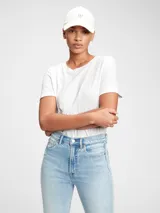 Remera negra de algodón con cuello redondo y mangas cortas.
