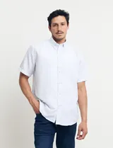 Camisa blanca con microestampado de puntos azules, de manga corta y corte clásico.