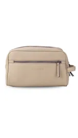 Neceser unisex marrón de símil cuero, con doble compartimento superior y bolsillo frontal con cierre. Asa lateral para fácil transporte.