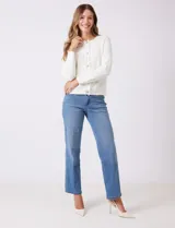 Cardigan tejido color fucsia, con escote a la base y abertura central con botones metálicos dorados. Presenta bolsillos simulados en la parte delantera y terminación desflecada en la abertura y los bolsillos.