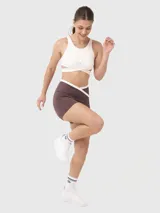 Calza biker color marrón con cintura en V y ribete blanco en los bordes.