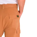 Pantalón de trabajo color marrón claro, corte recto, con bolsillos laterales, traseros y cargo.