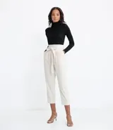 Blusa negra de tejido de punto acanalado con cuello alto y mangas largas.