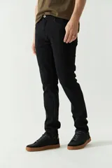 Jean clásico de hombre, de calce regular, con logo bordado, grifa de cuero y pasa cintos.