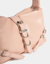 Bandolera hobo color rosa viejo de cuerina, con manija con hebillas regulables laterales, cierre superior y hebilla frontal con broche con imán.