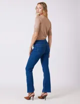 Jegging de algodón, poliéster y elastano, color azul oscuro, con tiro alto y corte bootcut. Presenta bolsillos traseros aplicados y bolsillos delanteros simulados.