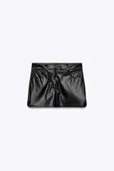 Falda pantalón corta negra de tiro alto con bolsillos delanteros y traseros.