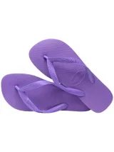 Chancletas de goma color violeta, con tiras en forma de Y y suela antideslizante.