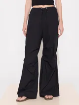 Pantalón de fit amplio color negro, con cintura elastizada y detalles de ajuste en las piernas.
