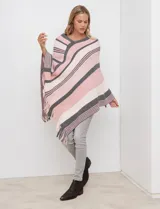 Poncho de tejido de punto color beige y salmón con diseño de rayas diagonales y cuello en V. Presenta terminación con flecos en el ruedo.