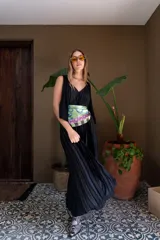 Pañuelo de seda estampado en tonos verde, celeste, marrón y lila.