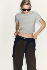 Camiseta de manga corta con cuello redondo, corte cropped y patrón de rayas horizontales en azul marino y blanco.