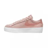 Zapatillas Nike Blazer Low Platform color rosa claro con logo Swoosh en rosa más oscuro y suela blanca de plataforma.