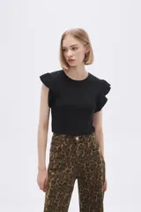 Remera negra de algodón con mangas cortas con volados.