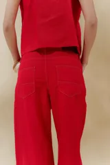 Pantalón de lino rústico color blanco, de calce recto y tiro medio. Tiene bolsillos delanteros y traseros.