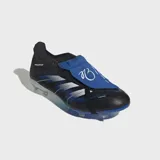 Championes de fútbol Adidas Predator League, color negro con detalles en azul y blanco. Presentan una parte superior texturizada Hybridfeel con aletas Strikescale y una lengüeta plegable de color azul. La suela es Controlplate para terreno firme y césped artificial.