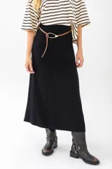 Falda midi color beige, de tejido de punto con cintura elastizada y cordón ajustable.