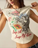 Musculosa color crema con estampado de flores, ángel y texto en rojo.
