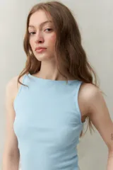 Musculosa celeste de algodón con escote cuadrado y breteles anchos.