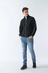 Campera de felpa gris oscuro para hombre, con fit regular, logo estampado, manga larga, cremallera entera, bolsillos con cierre y cuello elevado.