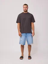 Remera negra de corte holgado confeccionada en algodón.