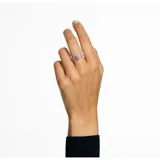 Anillo de cóctel con piedra central talla princesa y pavé a lo largo del diseño y de la banda bañada en rodio.