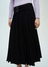 Falda midi plisada negra, de tiro alto, con doble cinturón de cuero sintético con hebillas plateadas.