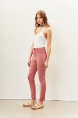 Pantalón de jean color rosa gastado, de tiro medio, calce estrecho y largo al tobillo.