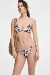 Colaless color moca con estampado de piel de serpiente.