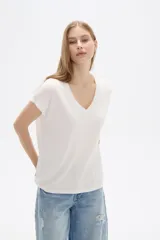 Remera blanca de manga corta, cuello en V y corte holgado.