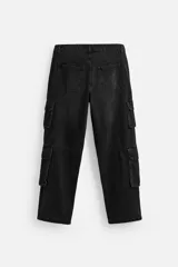 Pantalón cargo de denim color beige, corte relaxed fit, con bolsillos laterales tipo parche con solapa y cierre frontal con botones.