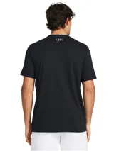 Remera blanca de hombre, marca Under Armour, modelo Sportstyle Logo. Tiene mangas cortas y cuello redondo. El logo de la marca está estampado en el pecho en color negro.