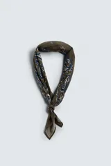 Pañuelo bandana color verde oliva con estampado paisley en azul y blanco.