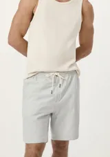 Bermuda rosada de corte recto con cintura elástica y bolsillos laterales.