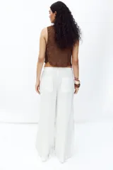 Chaleco marrón de crochet con escote en pico y cierre frontal con lazos.