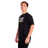 Remera negra de manga corta con logo CAT estampado en el pecho.