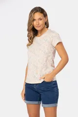 Remera blanca estampada con flores azules y beige, de manga corta y cuello redondo.