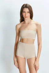 Conjunto de ropa interior color beige, compuesto por un top bandeau y un short de tiro alto.