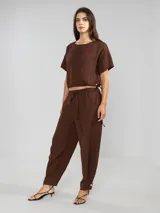 Top corto color crudo de lino tencel, con mangas cortas y lazo ajustable en el ruedo.