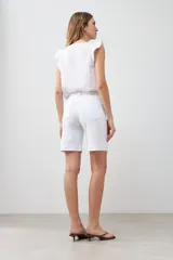 Bermuda de jean color negro, corte a la rodilla, con cinco bolsillos y presillas para cinturón.