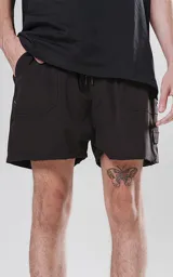 Short de baño negro de corte regular, con elástico en la cintura, cordón de ajuste y cuatro bolsillos.