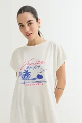 Vestido corto color verde oliva con estampado de dos rostros en color blanco.