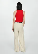 Musculosa negra de canalé con cuello redondo y corte ajustado.