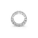 Anillo de Swarovski con hilera de piedras blancas talladas en forma rectangular facetada y engarzadas en baño de rodio.