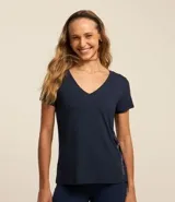 Remera deportiva azul marino de viscosa, con cuello en V, mangas cortas y estampa lettering en el lateral.