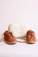 Zapatillas bajas de gamuza celeste con cordones y pañuelos estampados atados a los cordones.